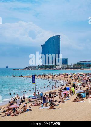 Vue vers l'Hôtel W, la plage de la Barceloneta, Barcelone, Catalogne, Espagne, Europe Banque D'Images