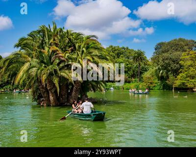 Bateaux à rames sur le lac du Parc de la Ciutadella, Barcelone, Catalogne, Espagne, Europe Banque D'Images