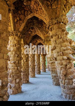 Sentier à colonnades sous le viaduc routier, Parc Guell, Patrimoine mondial de l'UNESCO, Barcelone, Catalogne, Espagne, Europe Banque D'Images