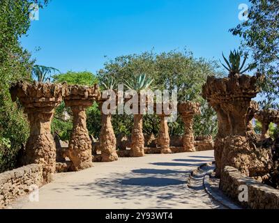 Chemin au Parc Guell, site du patrimoine mondial de l'UNESCO, Barcelone, Catalogne, Espagne, Europe Banque D'Images