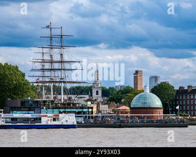 Vue sur la Tamise vers Cutty Sark British Clipper Ship et l'église d'Alfege à Greenwich, Londres, Angleterre, Royaume-Uni, Europe Banque D'Images