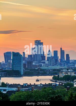 Vue sur la Tamise vers la ville au crépuscule, Londres, Angleterre, Royaume-Uni, Europe Banque D'Images