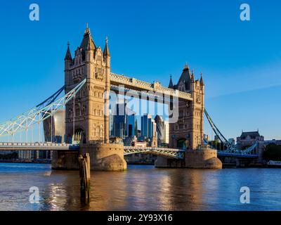 Tower Bridge au lever du soleil, Londres, Angleterre, Royaume-Uni, Europe Banque D'Images