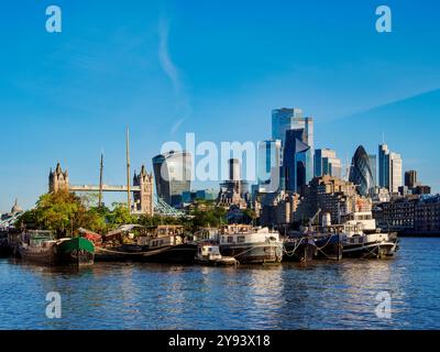Vue sur la Tamise vers la ville de Londres, Londres, Angleterre, Royaume-Uni, Europe Banque D'Images