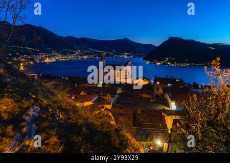 Heure bleue dans le lac d'Iseo, village de Marone dans la province de Brescia, Lombardie, Italie, Europe Banque D'Images