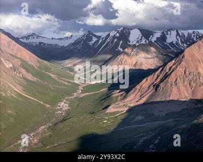 Sommets enneigés et vallées luxuriantes au coucher du soleil mis en valeur dans un paysage magnifique, Kirghizistan, Asie centrale, Asie Banque D'Images