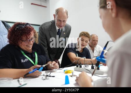 Le Duc d'Édimbourg rencontre des jeunes participant aux activités du Prix international du Duc d'Édimbourg dans leur nouveau siège à Malte, le deuxième jour d'une tournée royale à Malte pour marquer le 60e anniversaire de son indépendance et célébrer le patrimoine commun du pays et la collaboration continue avec le Royaume-Uni. Date de la photo : mardi 8 octobre 2024. Banque D'Images