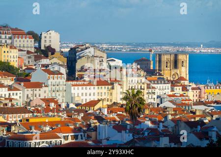 Vue depuis le jardin de San Pedro de Alcantara, Lisbonne, Portugal, Europe Banque D'Images