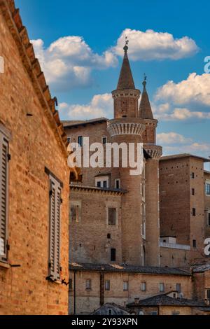 Vieille ville, site du patrimoine mondial de l'UNESCO, Urbino, Marche, Italie, Europe Banque D'Images