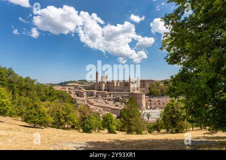 Panorama de la cathédrale, Palazzo Ducale et centre historique, site du patrimoine mondial de l'UNESCO, Urbino, Marche, Italie, Europe Banque D'Images