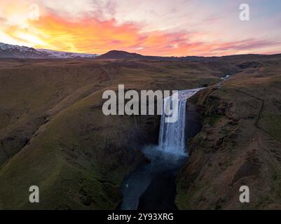 Vue aérienne prise par drone de la cascade de Skogafoss, sud de l'Islande, régions polaires Banque D'Images