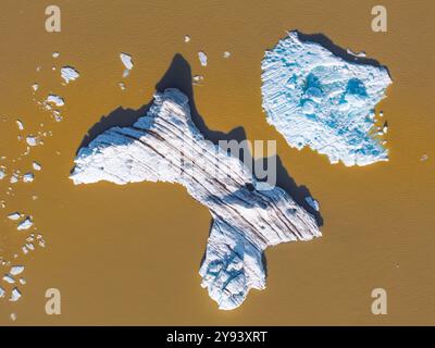 Vue aérienne prise par drone de l'iceberg dans la lagune glaciaire de Fjallsjokull pendant une journée d'été, Islande, régions polaires Banque D'Images