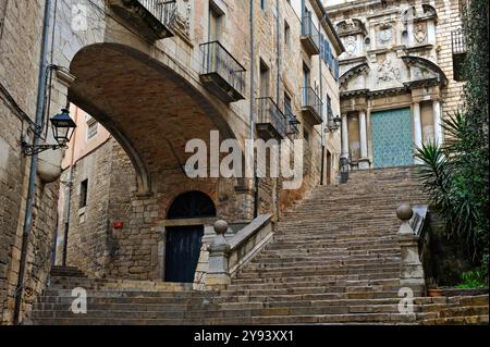 Arche sous le palais Agullana et escaliers menant à l'église Sant Marti Sacosta, Gérone, Catalogne, Espagne, Europe Banque D'Images