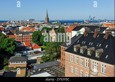 Vue depuis le toit du ARoS Aarhus Kunstmuseum, conçu par les architectes danois Schmidt Hammer Lassen, Aarhus, péninsule du Jutland, Danemark, Europe Banque D'Images