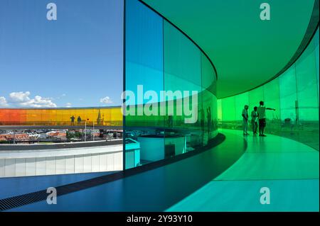 L’installation votre panorama arc-en-ciel, par Olafur Eliasson, un artiste danois-islandais, au sommet du ARoS Aarhus Kunstmuseum, Aarhus, Jutland, Danemark Banque D'Images