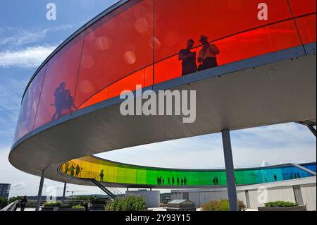 L’installation votre panorama arc-en-ciel, par Olafur Eliasson, un artiste danois-islandais, au sommet du ARoS Aarhus Kunstmuseum, Aarhus, Jutland, Danemark Banque D'Images