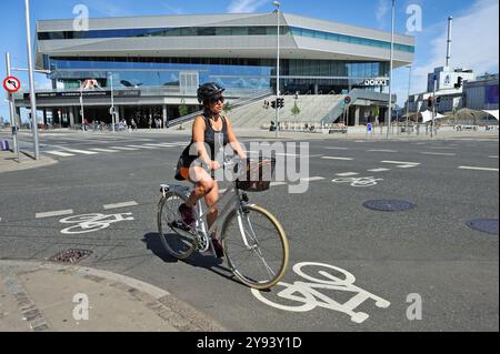 Marquage routier cyclable au carrefour devant Dokk1, Bibliothèque et services aux citoyens sur le front de mer urbain d'Aarhus, péninsule du Jutland, Danemark Banque D'Images