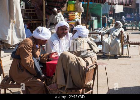 Hommes assis dans une rue Daraw un jour de marché, Egypte, Afrique du Nord, Afrique Banque D'Images