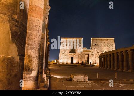 Spectacle son et lumière au Temple de Philae, Temple d'Isis, site du patrimoine mondial de l'UNESCO, île d'Agilkia, Assouan, Egypte, Afrique du Nord, Afrique Banque D'Images