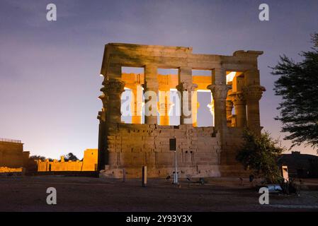 Spectacle son et lumière au Temple de Philae, kiosque de Trajan, site du patrimoine mondial de l'UNESCO, île d'Agilkia, Assouan, Egypte, Afrique du Nord, Afrique Banque D'Images