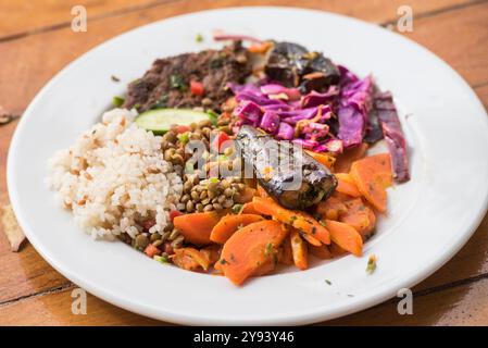 Plat d'aubergines farcies servi à bord du Dahabeah, bateau fluvial à passagers de la flotte Lazuli, naviguant sur le Nil, Egypte, Afrique du Nord, Afrique Banque D'Images