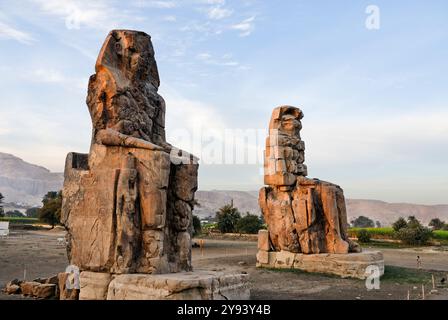 Colosses de Memnon, statues massives en pierre du pharaon Amenhotep III dans la nécropole thébaine, UNESCO, Louxor, Egypte, Afrique du Nord, Afrique Banque D'Images