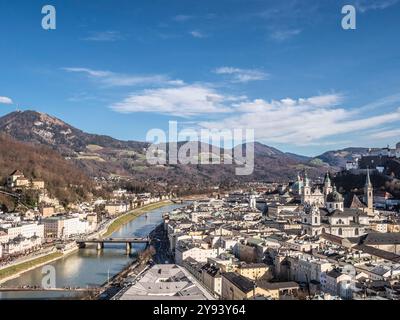 Vue depuis Humboldt Terrace vers la rivière Salzach et la vieille ville, site du patrimoine mondial de l'UNESCO, Salzbourg, haute-Autriche, Autriche, Europe Banque D'Images