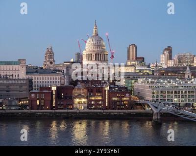 Vue sur l'horizon au crépuscule de la cathédrale Paul et du pont Millennium depuis Tate Modern, Londres, Angleterre, Royaume-Uni, Europe Banque D'Images