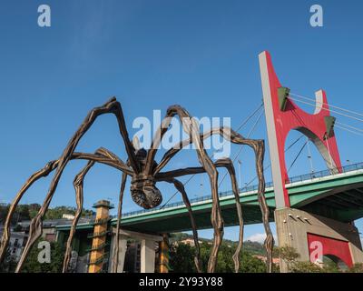 Maman, sculpture d'une araignée de Louise Bourgeois, à côté des Arches rouges sur le pont de la salve, Bilbao, pays Basque, Espagne, Europe Banque D'Images