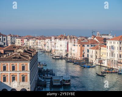 Vue sur le Grand canal depuis le toit-terrasse du Fondaco dei Tedeschi, Rialto, Venise, site du patrimoine mondial de l'UNESCO, Vénétie, Italie, Europe Banque D'Images