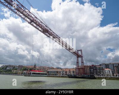 Télécabine se déplaçant le long du pont transporteur Vizkaya au-dessus de la rivière Nervion vers Portugalete, Getxo, près de Bilbao, pays Basque, Espagne, Europe Banque D'Images