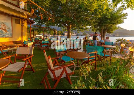 Vue du restaurant dans le vieux port dans la ville de Thassos pendant l'heure d'or, Thassos, mer Égée, îles grecques, Grèce, Europe Banque D'Images