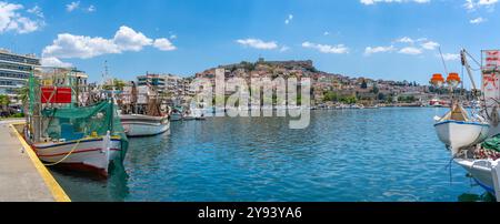 Vue de la forteresse de Kavala et des bateaux dans le port, Kavala, Dimos Kavalas, Macédoine orientale et Thrace, Golfe de Thasos, Golfe de Kavala, Grèce, Europe Banque D'Images