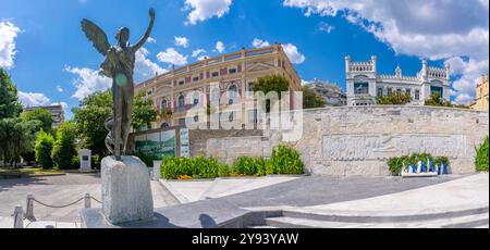 Vue de l'Hôtel de ville et de la statue de la victoire et Monument des héros de Kavala, Kavala, Dimos Kavalas, Macédoine orientale et Thrace, Grèce Banque D'Images