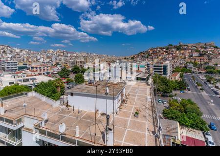 Vue sur les toits de l'aqueduc et de la forteresse de Kavala et le port depuis une position élevée, Dimos Kavalas, Macédoine orientale et Thrace, Grèce Banque D'Images