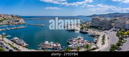 Vue du port de Kavala depuis une position surélevée, Dimos Kavalas, Macédoine orientale et Thrace, Golfe de Thasos, Golfe de Kavala, mer de Thrace, Grèce, Europe Banque D'Images