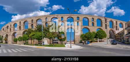 Vue de l'aqueduc de l'époque ottomane, Dimos Kavalas, Macédoine orientale et Thrace, Golfe de Thasos, Golfe de Kavala, mer de Thrace, Grèce, Europe Banque D'Images