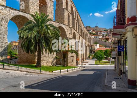 Vue de l'aqueduc de l'époque ottomane et de la forteresse de Kavala, Dimos Kavalas, Macédoine orientale et Thrace, Golfe de Thasos, Grèce Banque D'Images