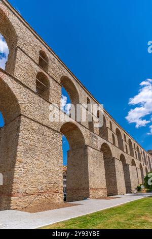 Vue de l'aqueduc de l'époque ottomane, Dimos Kavalas, Macédoine orientale et Thrace, Golfe de Thasos, Golfe de Kavala, mer de Thrace, Grèce, Europe Banque D'Images