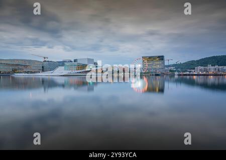 Vue de l'Opéra d'Oslo et du Musée Munch reflétant dans le port par temps nuageux, Oslo, Norvège, Scandinavie, Europe Banque D'Images