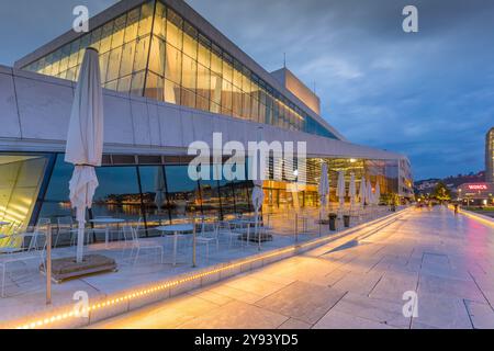 Vue de l'Opéra d'Oslo au crépuscule, Oslo, Norvège, Scandinavie, Europe Banque D'Images