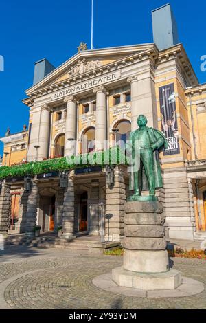 Vue de la statue de Bjornstjerne Bjornson et de l'entrée du Théâtre National depuis Stortingsparken, Oslo, Norvège, Scandinavie, Europe Banque D'Images
