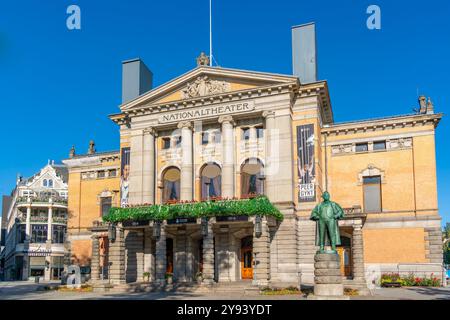 Vue de l'entrée du Théâtre National depuis Stortingsparken, Oslo, Norvège, Scandinavie, Europe Banque D'Images
