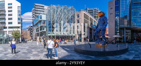 Vue de la sculpture What's Next de Brendan Murphy, 2023, à Bryggertorget, Aker Brygge, Oslo, Norvège, Scandinavie, Europe Banque D'Images