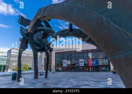 Vue de la salle de concert d'Oslo et de la sculpture Turid Angell Eng à Johan Svendsens Plass, Oslo, Norvège, Scandinavie, Europe Banque D'Images