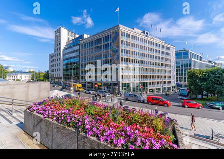 Vue de bâtiments et de fleurs au 7 Juni-Plassen, Oslo, Norvège, Scandinavie, Europe Banque D'Images
