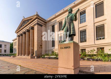Vue de la statue de Peter Andreas Munch et Domus Media sur la place de l'Université, Oslo, Norvège, Scandinavie, Europe Banque D'Images