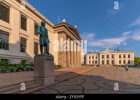 Vue de Domus Media sur la place de l'Université, Oslo, Norvège, Scandinavie, Europe Banque D'Images