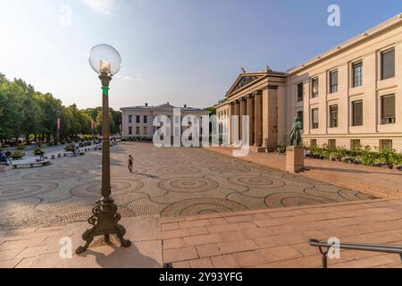 Vue de Domus Bibliotheca et Domus Media sur la place de l'Université, Oslo, Norvège, Scandinavie, Europe Banque D'Images