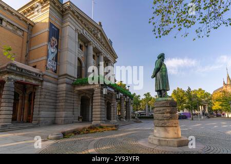 Vue de la statue de Henrik Ibsen et de l'entrée du Théâtre National depuis Stortingsparken, Oslo, Norvège, Scandinavie, Europe Banque D'Images